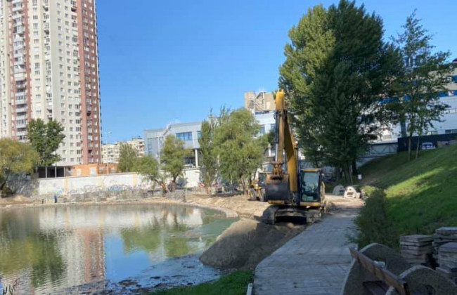 На Оболони в Киеве часть берега ушла под воду