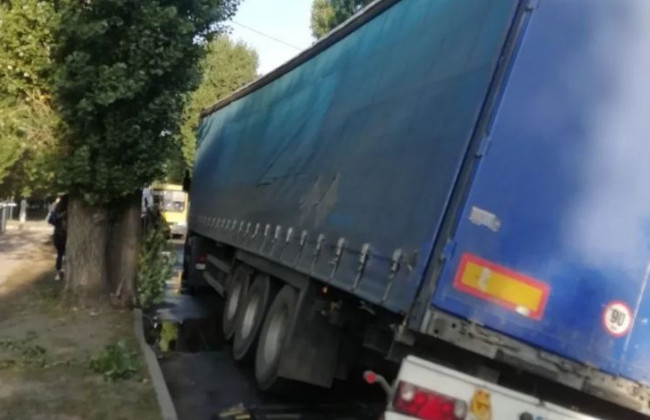 В Киеве фура провалилась под асфальт, фото