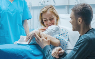 Наступного року в Україні збільшать фінансування медичної допомоги при пологах