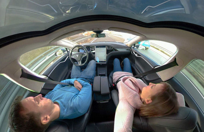 Автопилот рулит: водитель Теслы спал за рулем