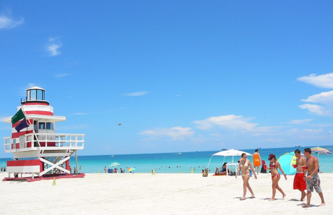 Принцессы на пляже: как выглядят представители королевских семей в купальниках, фото