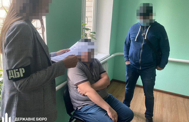 Прокурора з Дніпропетровської області затримали під час одержання хабаря: відео