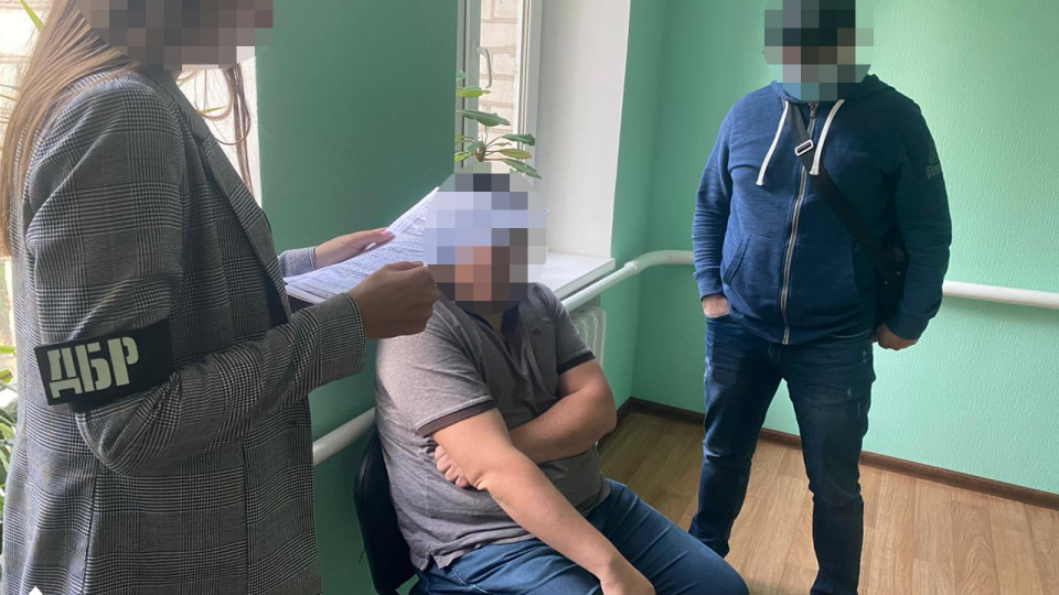 Прокурора з Дніпропетровської області затримали під час одержання хабаря: відео