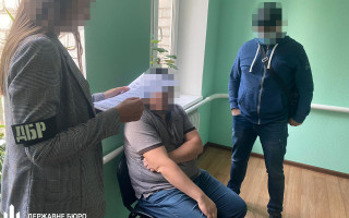 Прокурора з Дніпропетровської області затримали під час одержання хабаря: відео