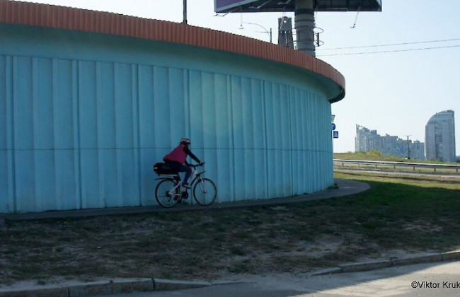 Участок велодорожки на столичной Троещине оказался опасным: фото