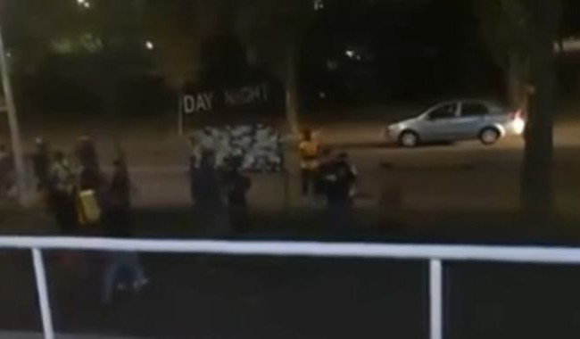 В Киеве толпа пьяных ромов зверски избила курьера, видео