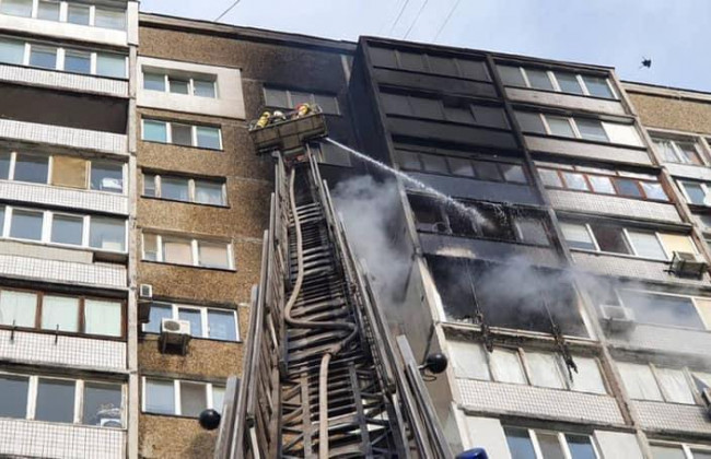 Мощный пожар в жилом доме на столичной Троещине: в ГСЧС рассказали о пострадавших, фото