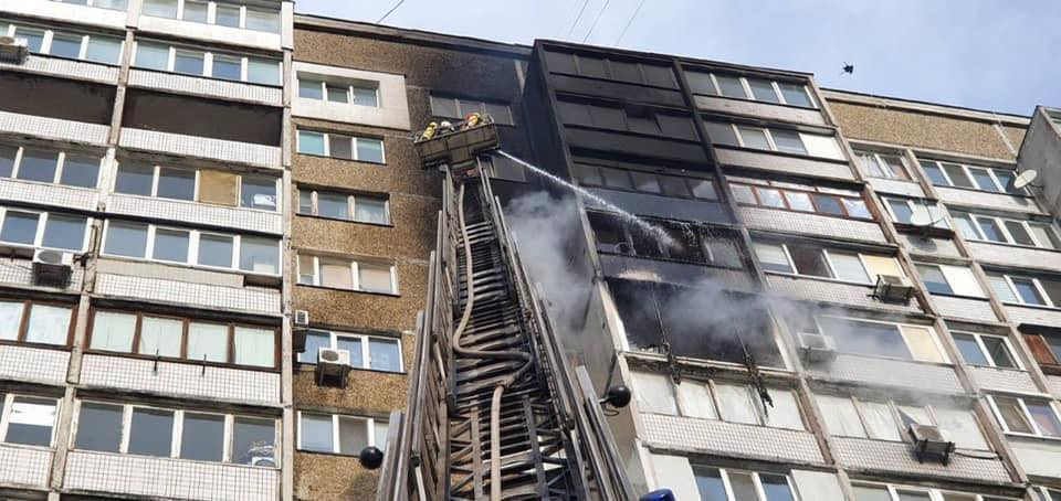 Мощный пожар в жилом доме на столичной Троещине: в ГСЧС рассказали о пострадавших, фото