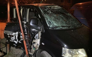 В Ровно неизвестные взорвали гранатой микроавтобус: фото