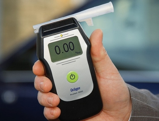 В Киеве пьяный водитель отказался проходить тест на алкоголь из-за страха заразиться Covid: видео