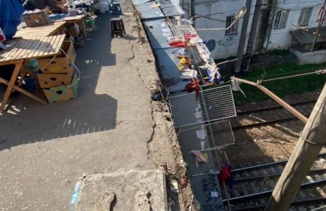 В Киеве на железнодорожном вокзале обвалился забор пешеходного моста: фото