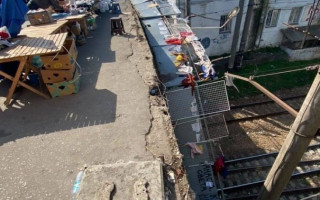В Киеве на железнодорожном вокзале обвалился забор пешеходного моста: фото