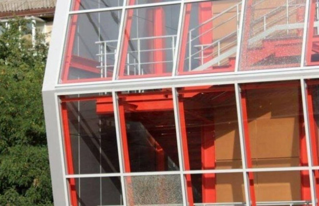 Вандалы разбили стекла моста в Киеве