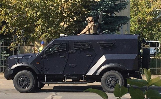 В Киеве военные на броневике, после проведения учений, попали в ДТП: видео