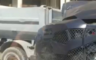 У столиці військовий броньовик потрапив в ДТП, відео