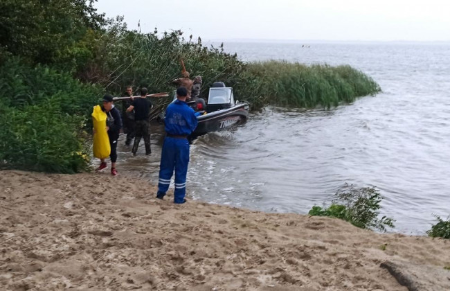 В Киевской области на Днепре перевернулась лодка с людьми
