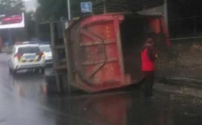 Смертельна ДТП у Києві: на Печерську перекинулася вантажівка, відео