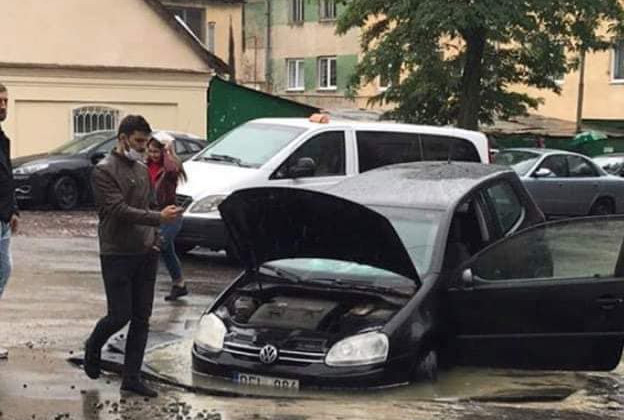 У Львові автівка провалилась під асфальт: фото