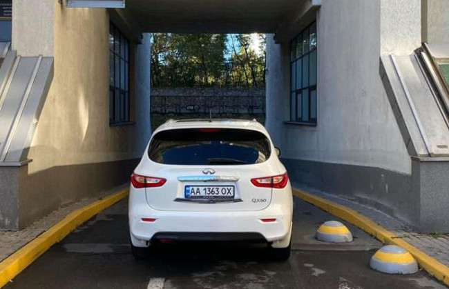 Перекрыл выезд: киевлян возмутил «герой парковки» на Lexus