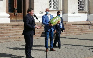 Гигантский арбуз, который подарили Шмыгалю, съели на заседании Кабмина