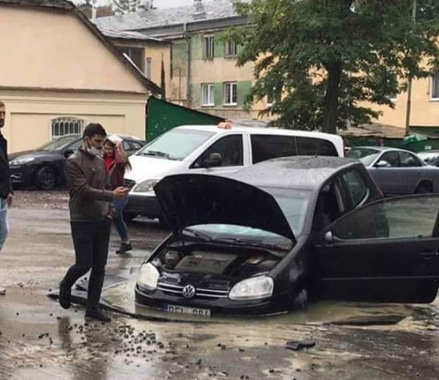 У Львові автівка провалилась під асфальт: фото