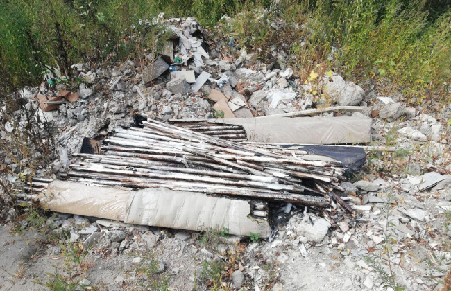 В Киеве обнаружили свалку с опасными отходами