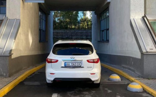 Перекрыл выезд: киевлян возмутил «герой парковки» на Lexus