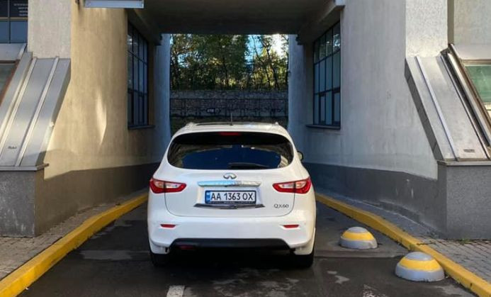 Перекрыл выезд: киевлян возмутил «герой парковки» на Lexus