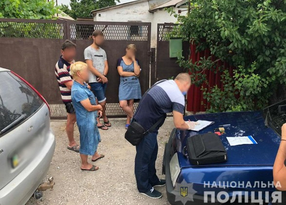 В Мариуполе 23-летняя женщина продавала свое интимное видео