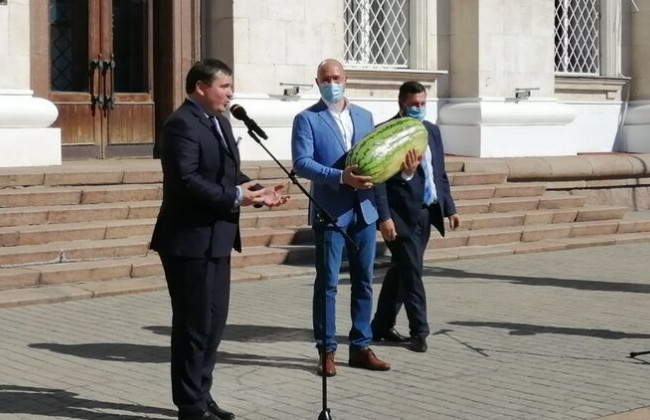 Гигантский арбуз, который подарили Шмыгалю, съели на заседании Кабмина