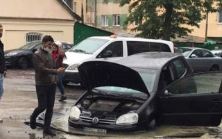 У Львові автівка провалилась під асфальт: фото
