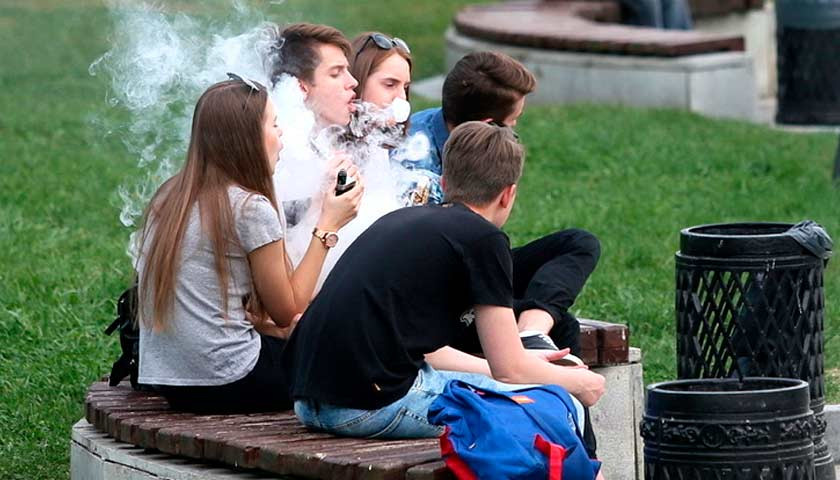 Продаж електронних сигарет дітям можуть заборонити: прийнято законопроект