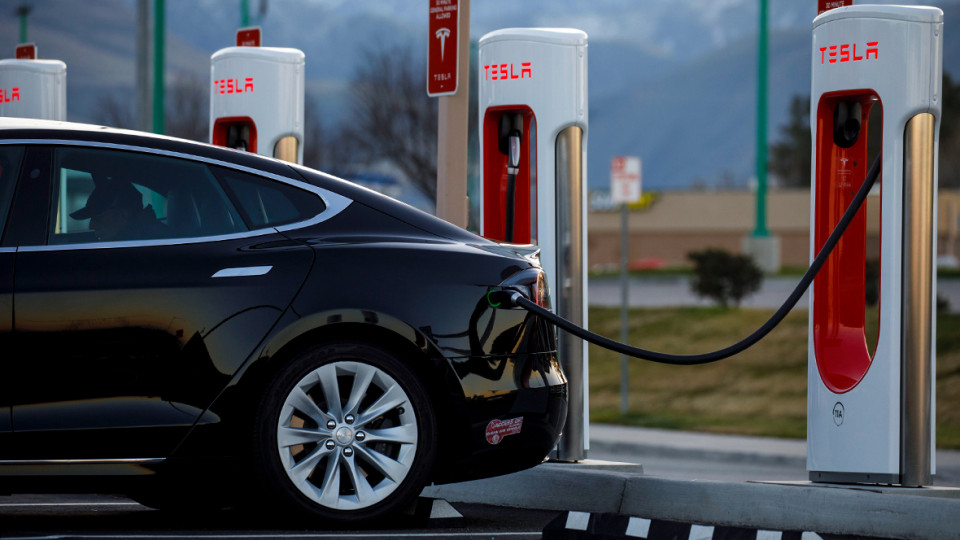 Tesla выпустит два недорогих электромобиля: названа стоимость