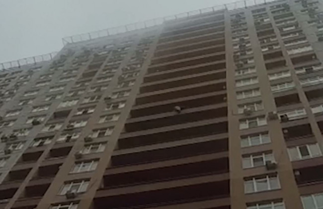 За секунду до падения: в Киеве патрульный спас женщину от самоубийства, видео