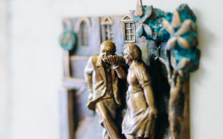 На Театральній з’явилася мініскульптура в рамках проекту «Шукай!»