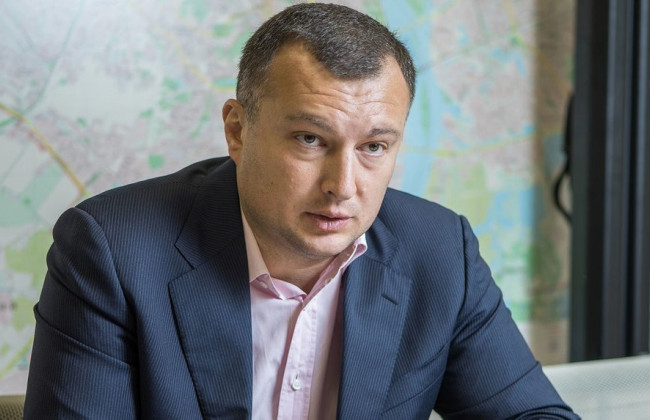 Вдарив чоловіка і спускав колеса: нардеп від «Слуги народу» влаштував дебош у Чернігові, відео