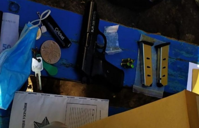 Под Киевом мужчина устроил стрельбу прямо на улице