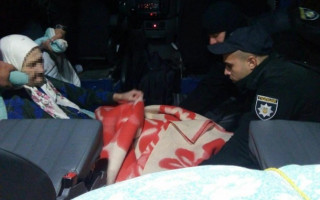 Пожары в Луганской области: патрульные помогали эвакуироваться местным жителям, видео