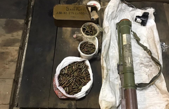 На Житомирщині кримінальникам незаконно постачали зброю з ООС