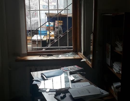 Во Львове женщина забаррикадировалась в аптеке и угрожала всем расправой: фото