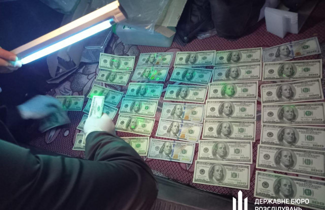 Посадовець Кіровоградського ДМС вимагав 3500 доларів за виключення з військового обліку