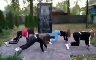 Танцы для Tik-Tok на могиле воинов АТО: на школьниц составили админпротоколы, видео