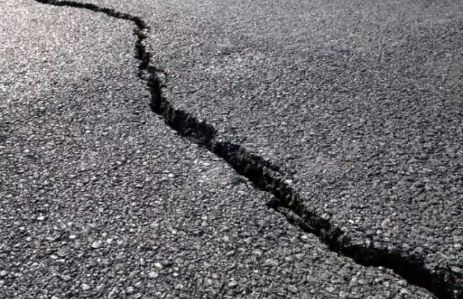 В Киеве посреди улицы треснул асфальт: видео