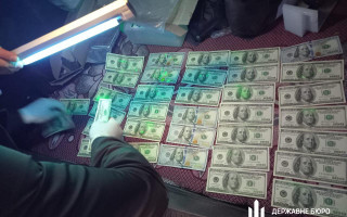 Посадовець Кіровоградського ДМС вимагав 3500 доларів за виключення з військового обліку