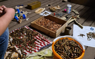 У працівника СБУ знайшли арсенал зброї та наркотичні речовини