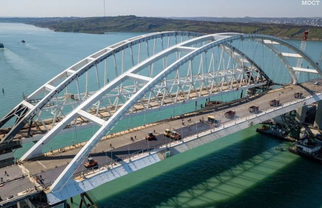 Крымский мост: Великобритания ввела санкции против лиц, причастных к незаконной постройке