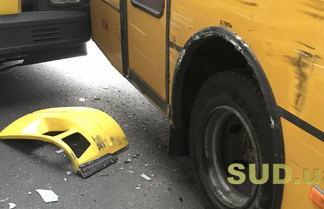 В Киеве под колесами маршрутки погибла женщина: все подробности, фото, видео