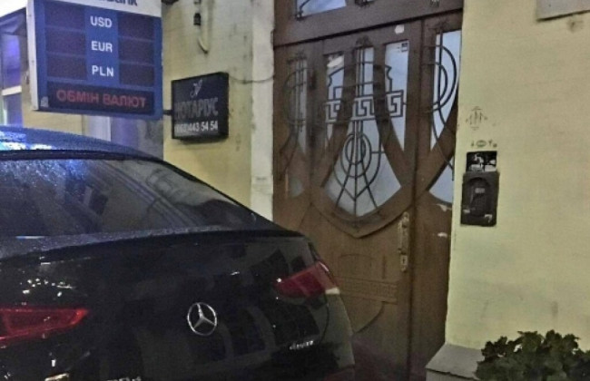 В центре Киева «герой парковки» на элитном Mercedes усложнил жизнь мамам с колясками: фото