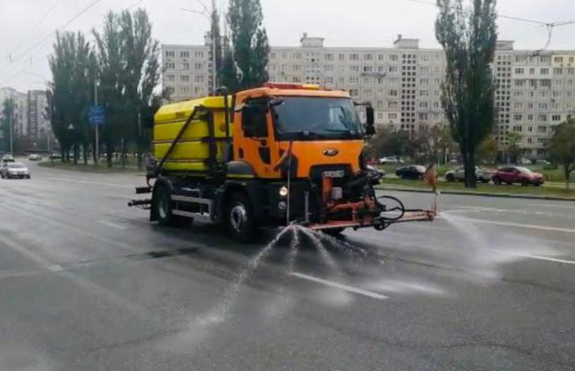 В Киеве дороги моют шампунем