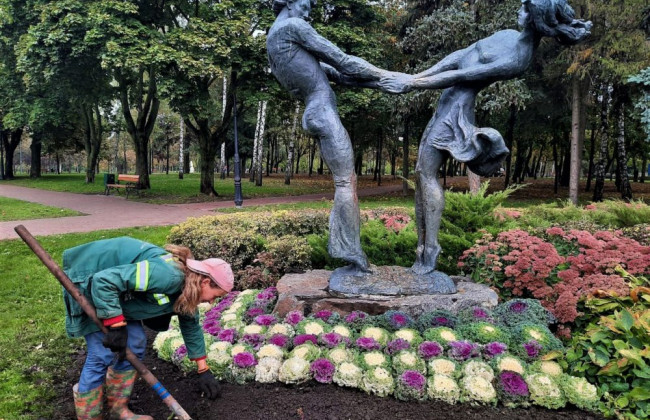 Капуста вместо цветов: в Киеве по-новому украсили клумбы